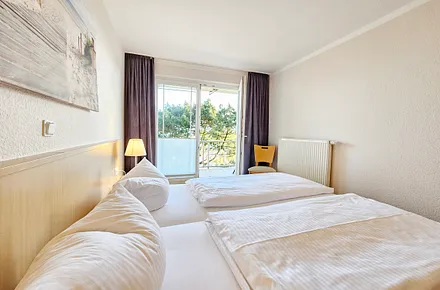 Schlafzimmer mit Zugang zum Balkon