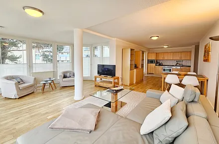 Wohnzimmer mit gemütlicher Couchecke