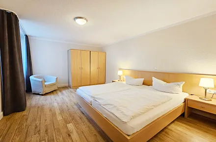 Schlafzimmer mit Doppelbett