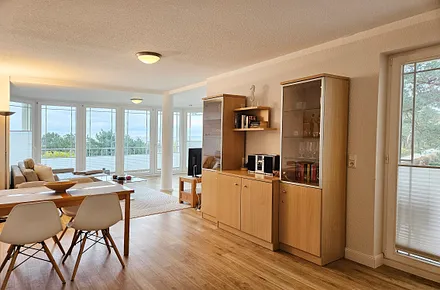 Das Wohnzimmer verfügt über einen Essplatz, Flat-TV und Stereoanlage.