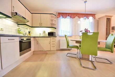 Küchenzeile mit Essbereich