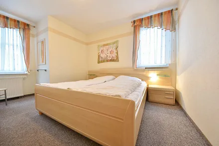 Schlafzimmer mit Doppelbett