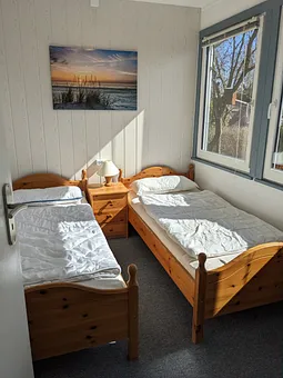 Schlafzimmer mit 2 Einzelbetten und Kleiderschrank