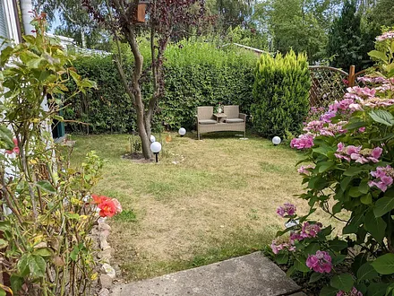 Blick von der Terrasse in den Garten