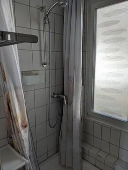 Bad mit Dusche und WC