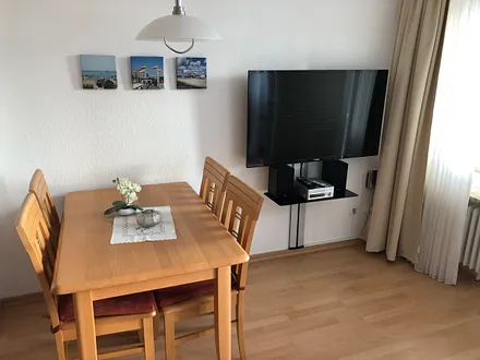 Essplatz mit Mediawand