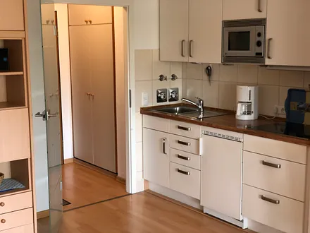 Küchenzeile mit Dunstabzug, 4-fach Cerankochfeld, Mikowelle, Kühlschrank mit Tiefkühlfach 