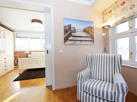 Blick vom Wohnzimmer ins Schlafzimmer