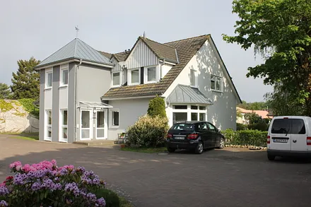 Hausansicht mit Parkplatz/ Wohnung 1. OG rechts