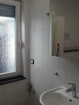 Bad mit Dusche, WC und Tageslicht