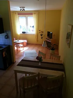 Essbereich, Blick in den Wohnraum mit Fernseher