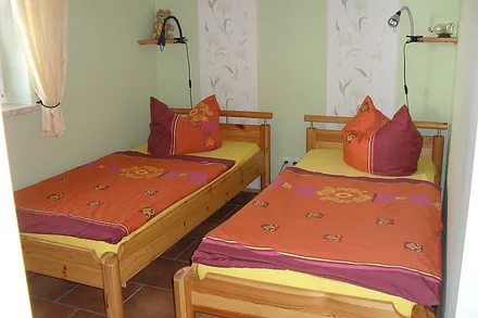 Schlafraum mit zwei Einzelbetten und großem Kleiderschrank