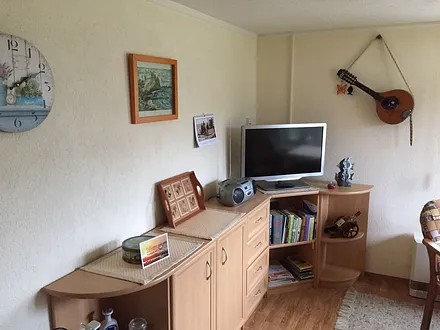 Wohnraum  mit LED TV u. Radio/CD