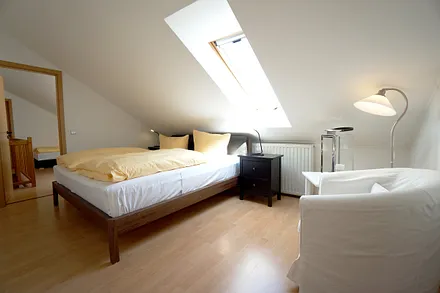 Schlafzimmer mit Doppelbett im OG