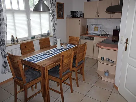 Küchenbereich mit Esstisch