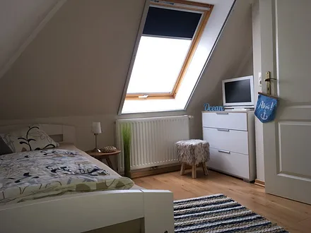 Dachgeschosszimmer mit zwei Einzelbetten