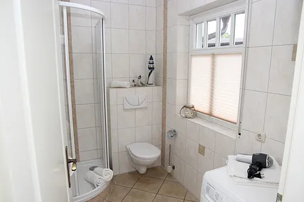 Badezimmer mit Dusche im Erdgeschoss