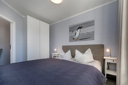 Das schöne Schlafzimmer mit Doppelbett und Kleiderschrank.