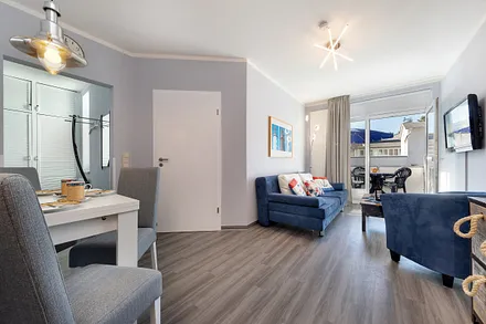 Blick vom Eßbereich zum Flur mit Garderobe (linker Bildrand) und zum Balkon.