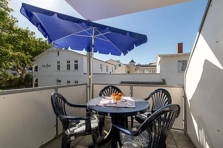 Der sonnige Balkon ist möbliert ...