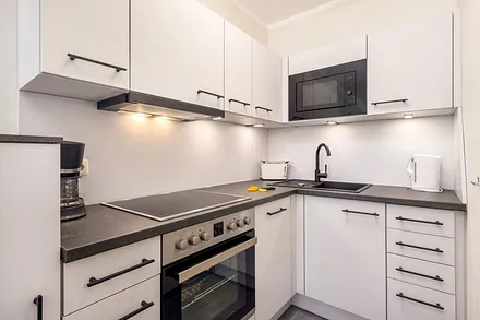 Die moderne Küchenzeile ist komplett mit Geschirr, Besteck, Töpfen etc. ausgestattet.