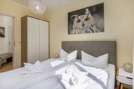 Ein Kleiderschrank ist ebenfalls vorhanden.