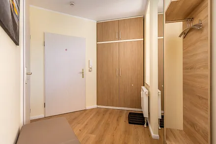 Blick in den Flur mit Garderobe.