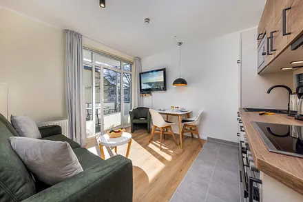 Der Blick in das Wohnzimmer mit Austritt zum Balkon.