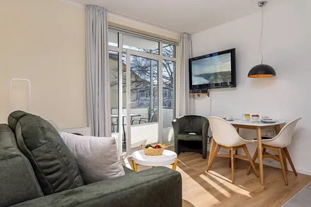 Die Fenster sind mit Sichtschutzplissees versehen.