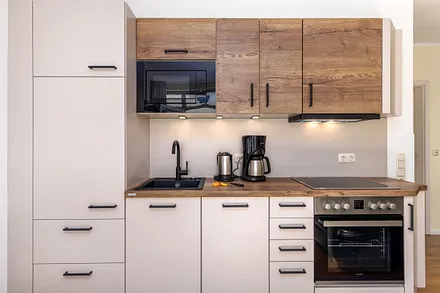 Die moderne Küchenzeile mit Geschirrspüler.