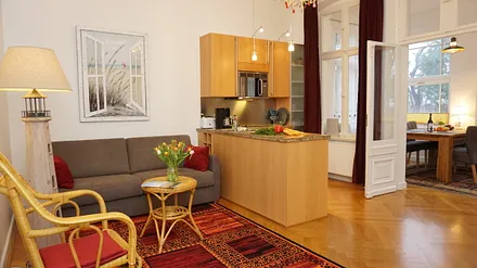 Wohnzimmer mit Schlafcoch und Küchenzeile