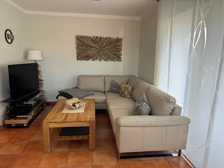 Im Wohnbereich befindet sich eine bequeme Leder-Eckcouch, der Couchtisch, ein LCD TV und der Blue Ray Player. Lassen Sie den Tag gemütlich bei einem Glas Bier oder Wein ausklingen. 