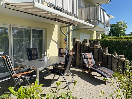 Eine 20qm große sonnige Terrasse lädt zum Entspannen und Grillen ein. Die Terrasse verfügt über eine 10qm große, elektrische Sonnen- / Regenmarkise. Die Gartenmöbel sind hochwertig