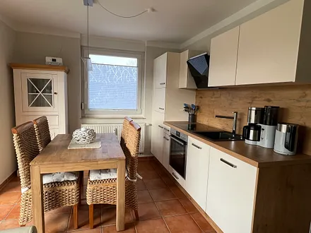 Die moderne Küche ist ausgestattet mit einem Elektroherd mit Cerankochfeld, Geschirrspüler, Kühlschrank, Gefrierschrank, Mikrowelle, Kaffeemaschine, Wasserkocher, einem Toaster und Radio. 