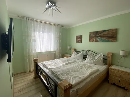 Die beiden Schlafzimmer sind augestattet mit einem Doppelbett, großem Kleiderschrank und Nachtschränken. Auf den hochwertigen Kaltschaummatratzen werden Sie erholsam schlafen. 