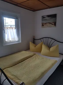 Schlafzimmer 2 mit Doppelbett und Aufbettung