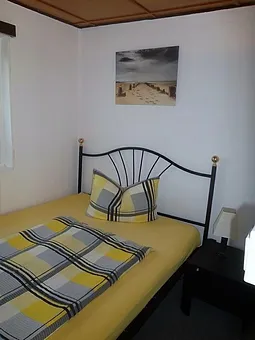 Schlafzimmer 2 mit Doppelbett und Aufbettung