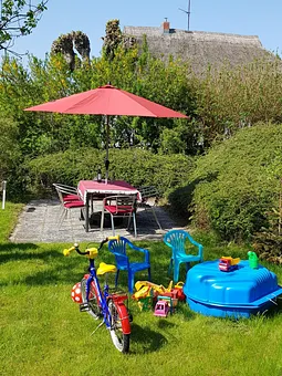 Gartenterrasse mit Kinderspielecke