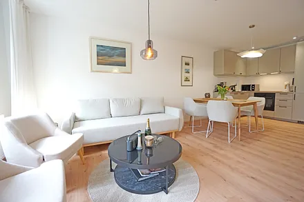 Wohnzimmer mit vollausgestattetter Küchenzeile