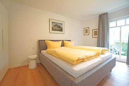 Schlafzimmer mit Doppelbett