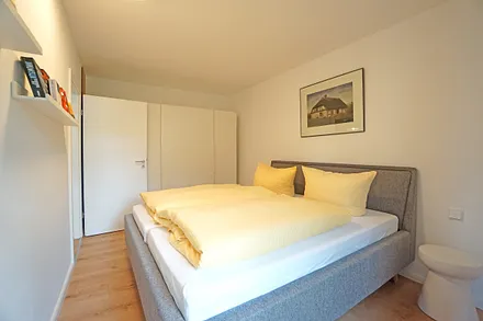 Schlafzimmer mit Doppelbett