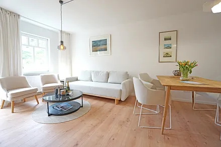  Wohnzimmer mit Schlafcouch