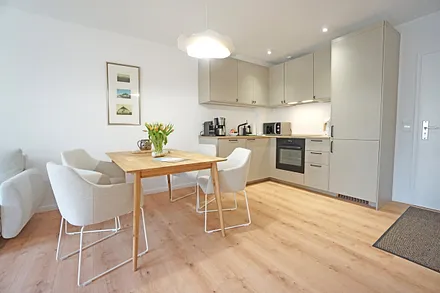 Esstisch und Küchenzeile