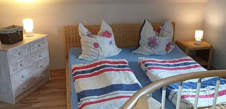 Schlafzimmer mit Doppelbett