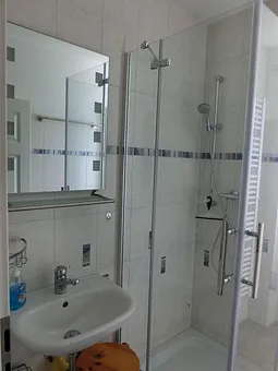 Bad mit Dusche und WC