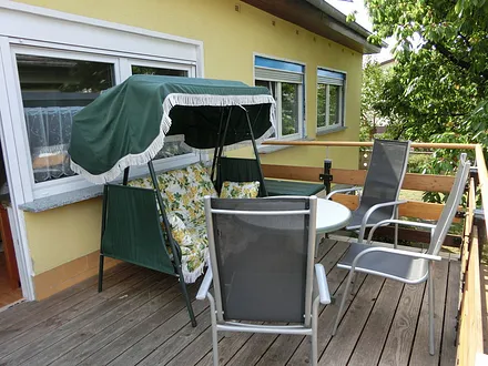 Dachterrasse mit Tisch und Stühlen