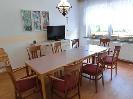 Esszimmer mit TV und Durchreiche