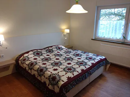 Schlafzimmer mit Doppelbett und Kleiderschrank