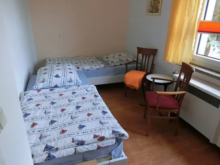 2. Schlafzimmer mit 2 Einzelbetten und Kleiderschrank