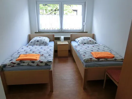 3. Schlafzimmer mit 2 Einzelbetten und 1 Kleiderschrank
